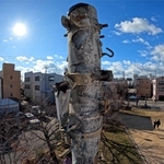 震災の記憶を伝える、物言わぬ語り部。区画整理された街並みの中で太陽に照らされていた＝神戸市長田区御蔵通５、御蔵北公園