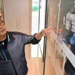 震災の記憶を伝える神戸須磨シーワールドのパネル展示の前で当時を振り返る平川雄治施設課長＝神戸市須磨区若宮町１