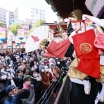 商売繁盛などを願って参拝者に福を振りまく戎舞＝９日午前、神戸市兵庫区西柳原町、柳原蛭子神社（撮影・鈴木雅之）