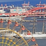 後退して離岸する海王丸。観覧車も祝福しているよう＝神戸市中央区（撮影・吉田敦史）
