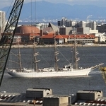 神戸港を出て行く海王丸＝神戸市中央区（撮影・吉田敦史）