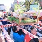 奉納するまぐろを神輿に載せて練り歩く氏子ら＝９日午前、神戸市兵庫区西柳原町、柳原蛭子神社（撮影・鈴木雅之）