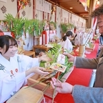 福笹を買い求める参拝者＝９日午前、神戸市兵庫区西柳原町、柳原蛭子神社（撮影・鈴木雅之）