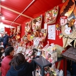 商売繁盛を願って縁起物を買い求める参拝者たち＝９日午前、神戸市兵庫区西柳原町、柳原蛭子神社（撮影・鈴木雅之）