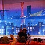 新開地劇場の舞台に下りる西陣織の緞帳。来場者たちは期待に胸を膨らませて開幕を待つ＝神戸市兵庫区新開地５