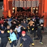 開門と同時に本殿に向けて駆け出す参拝者＝１０日午前６時、西宮市社家町（撮影・小林良多）