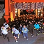 開門と同時に本殿に向けて駆け出す参拝者＝１０日午前６時、西宮市社家町（撮影・小林良多）