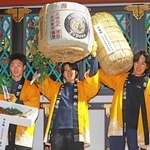 開門神事で一番福を手にした豊川哲平さん（中央）と、二番福の沢井歩さん（右）、三番福の赤松大樹さん＝西宮市社家町（撮影・小林良多）