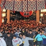 開門と同時に本殿に向けて駆け出す参拝者＝１０日午前６時、西宮市社家町（撮影・小林良多）