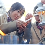 「１・１７希望の灯り」から火を移す参加者＝１０日午後、神戸市中央区加納町６、東遊園地（撮影・丸山桃奈）