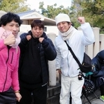 福男選びのスタート順の抽選を待つ増田明弘さん（左）と宮西卓さん（中央）、木村種伸さん＝９日午後、西宮市社家町