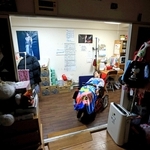 好きな物、必要な物に囲まれた暮らし。普段は介助者の手を借りて生活するが「もしもの時１人だったら」＝西宮市内