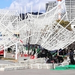 一部が倒れた神戸ルミナリエの作品。強風にあおられたとみられる＝１１日午前、神戸市中央区のメリケンパーク