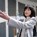 希ちゃんの銘板がある瞑想（めいそう）空間を訪れ、千羽鶴に触れる小西眞希子さん＝神戸市中央区、東遊園地（撮影・鈴木雅之）