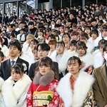 「はたちを祝う会」に出席し、阪神・淡路大震災の犠牲者に黙とうをささげる若者たち＝１２日午後、神戸市兵庫区御崎町１、ノエビアスタジアム神戸（撮影・風斗雅博）