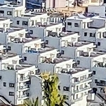 多数の不具合が見つかったマンションの全景＝西宮市内（管理組合提供）