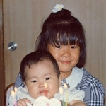 ５歳の誕生日。妹理菜さんを抱く小西希ちゃん＝１９９４年９月１日、神戸市灘区（眞希子さん提供）