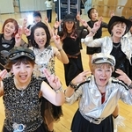 リズムに合わせて手話を織り交ぜたダンスを披露する「ジギービー」のメンバーたち＝加西市北条町北条、アスティアかさい