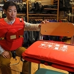 普段はいすの上で使えるクッション。広げるとライフジャケットになる＝神戸市中央区伊藤町、モンベル神戸三宮店