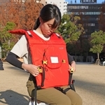 普段はいすの上で使えるクッション。広げるとライフジャケットに早変わり＝神戸市中央区