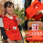 普段はいすの上で使えるクッション（右下）。広げるとライフジャケットになり（右上）、すぐに着用できて洪水や津波対策になる＝神戸市中央区