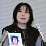 阪神・淡路大震災で行方不明となっている母・正子さんへの思いを語る佐藤悦子さん＝１３日午後、神戸市中央区の神戸市役所（撮影・斎藤雅志）