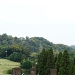 かつてゴルフコースだった場所にサウナチェアが置かれている＝菊水さうな