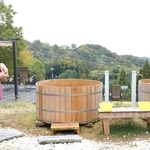 水風呂のたるも手作りで組み上げた＝菊水さうな