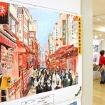 自由なテーマで描かれた作品が並ぶ展示会場＝神戸市中央区小野柄通８、神戸阪急