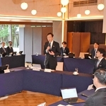 共通する課題や施策について意見交換した首長ら＝神戸市中央区中山手通５