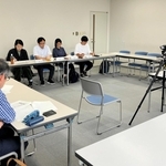 議論を交わす「１・１７未来会議」のメンバーと論説委員ら