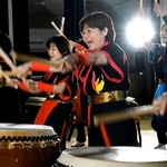 鎮魂と復興への願いを込め、力強い音色を響かせる和太鼓美鼓音のメンバー＝南あわじ市市三條