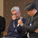 父敏夫さん（中央）への思いを口にする崔秀福さん（右）。涙がこみ上げた＝神戸市長田区二葉町５（撮影・吉田敦史）