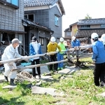 能登半島地震の被災地で、片付け作業を行う災害ボランティア＝２０２４年４月、石川県珠洲市
