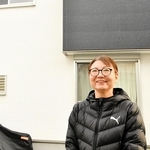 震災から１９年後に再建した自宅の前で当時を振り返る川村久美子さん＝芦屋市大桝町