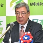 「国保逃れ」問題で会見する日本維新の会の中司宏幹事長＝15日夜、東京・永田町