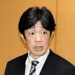 記者団の取材に答える赤石理生兵庫県議＝１５日午後、県庁