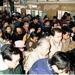 阪神御影駅から西は不通が続き、代替バスに向かう乗客で混雑するホーム＝１９９５年２月１１日、神戸市東灘区