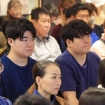 崔さん親子の話に耳を傾ける関西学院大の中村允信さん（中央左）と姜珉赫さん（同右）＝神戸市長田区二葉町５（撮影・吉田敦史）