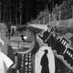 大川小学校で、子どもたちが描いた壁画と語り部の男性を撮影した１枚＝宮城県石巻市の同校（山崎エリナさん撮影）