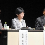 阪神・淡路大震災の経験から子どもたちの遊び場を確保することの重要性について語る小野晃弘さん（右端）＝神戸市中央区楠町４