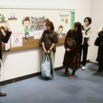 スタッフが内容を説明しながら展示を見て回った内覧会＝神戸市中央区浜辺通６