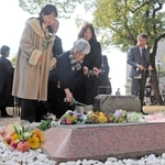 慰霊碑前に花を手向ける参列者＝神戸市灘区六甲台町、神戸大学六甲台第１キャンパス