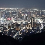 阪神・淡路大震災の発生から３１年を迎える神戸の町並み＝１６日夜、神戸市中央区、市章山から望む（撮影・風斗雅博）