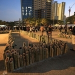 「１．１７」を翌日に控え、準備が進む東遊園地＝１６日午後、神戸市中央区加納町６（撮影・丸山桃奈）