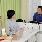 「３０年限界説」をテーマに研究する学生に声をかける金菱清教授（右）＝西宮市上ケ原一番町、関西学院大