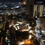 阪神・淡路大震災から３２年目の朝を迎えた神戸・東遊園地＝１７日午前５時４分、神戸市中央区加納町６（撮影・長嶺麻子）