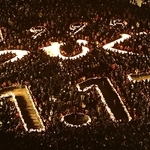 「つむぐ　１．１７」と形作られた灯籠に火がともされ、祈りに包まれる東遊園地＝１７日午前５時４６分、神戸市中央区加納町６（撮影・長嶺麻子）