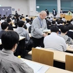 問題用紙の配布を待つ受験生ら＝１７日午前、神戸市東灘区岡本８、甲南大