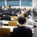 問題用紙の配布を待つ受験生ら＝１７日午前、神戸市東灘区岡本８、甲南大